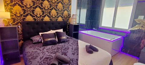 Bed, Hot Tub, Bedroom, Bath