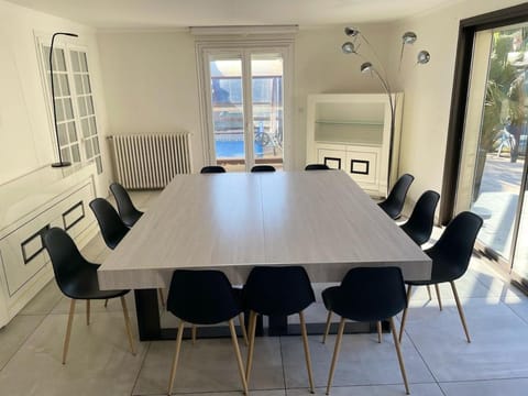 Grande villa avec piscine chauffée et Jacuzzi Villa in Normandy