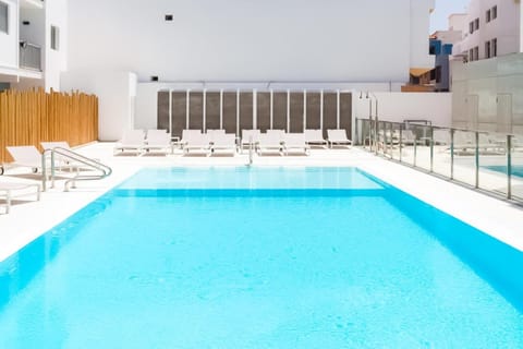 Swimming pool, sunbed