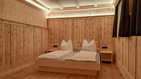 Photo of the whole room, Decorative detail