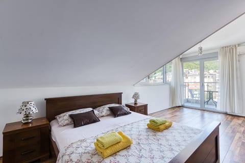 Bed, Photo of the whole room, Bedroom, towels