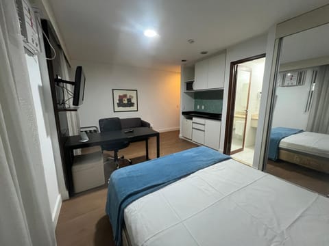 Bed, TV and multimedia, Photo of the whole room, hair dresser