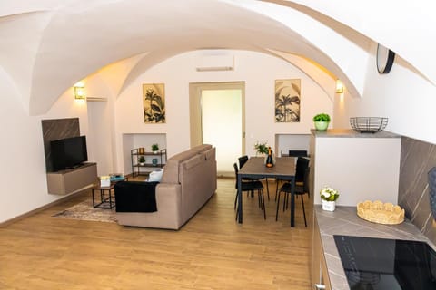 TV and multimedia, Living room, Seating area, Dining area, air conditioner