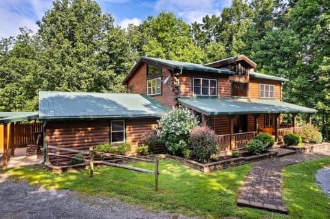 Eagles Perch Pool Cabin Cabin in Sevier County