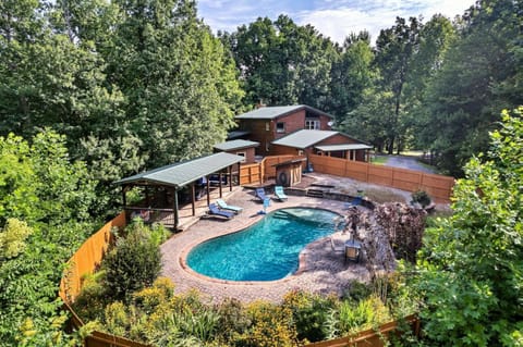 Eagles Perch Pool Cabin Cabin in Sevier County