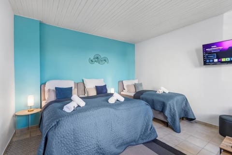 Bed, TV and multimedia, Photo of the whole room, Seating area, Bedroom, towels