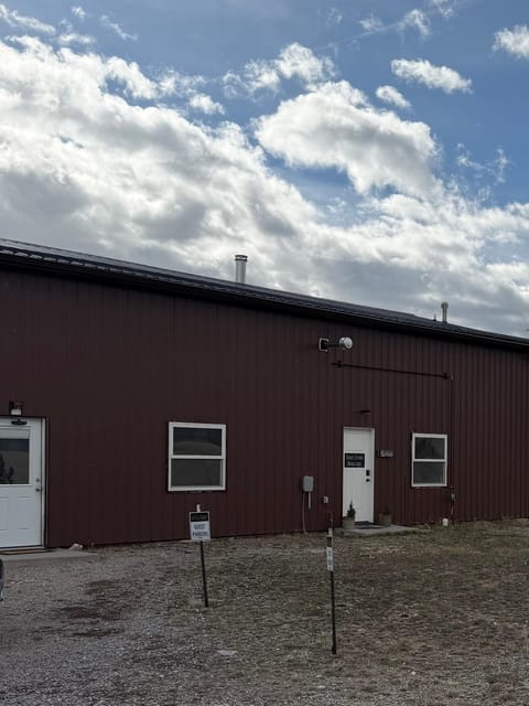 20 min from Butte, minutes from The Big Hole River Apartment in Divide