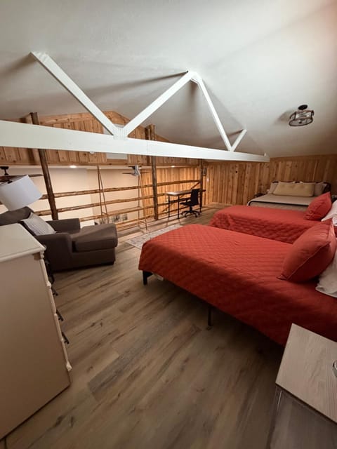 20 min from Butte, minutes from The Big Hole River Apartment in Divide