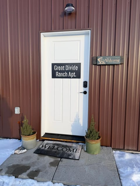 20 min from Butte, minutes from The Big Hole River Apartment in Divide