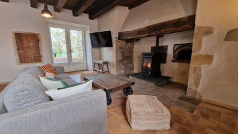 TV and multimedia, Living room, Seating area, fireplace