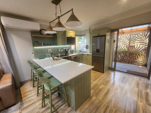 Kitchen or kitchenette, Seating area, Dining area, oven, stove