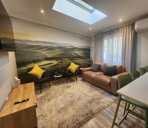 TV and multimedia, Living room, Seating area, air conditioner