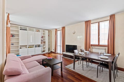 TV and multimedia, Seating area, Dining area