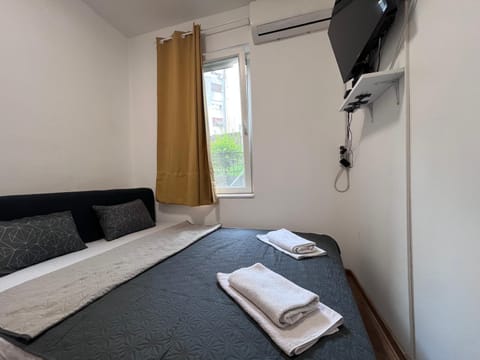 Bed, TV and multimedia, Bedroom, towels, air conditioner