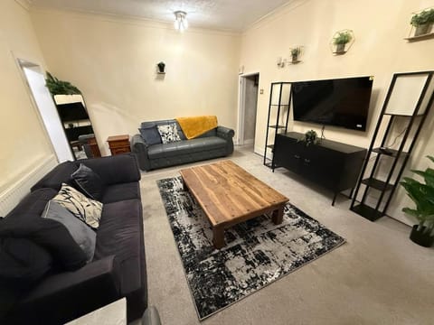 Oswaldtwistle Spacious 3 Bedroom Two Bath House in Rossendale