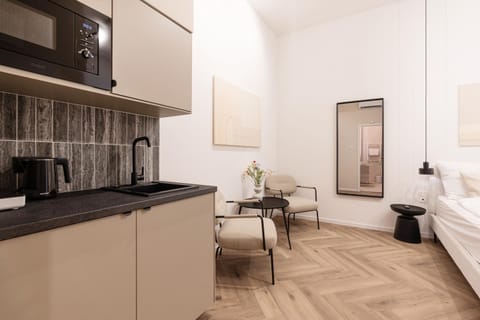 Coffee/tea facilities, Kitchen or kitchenette, Photo of the whole room, Dining area