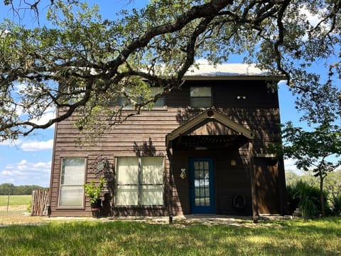 Private cabin on 100 scenic acres with balcony views Cabin in Pipe Creek