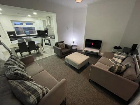 Modern Five Bed Long Stays and Contractors Welcome House in Burnley