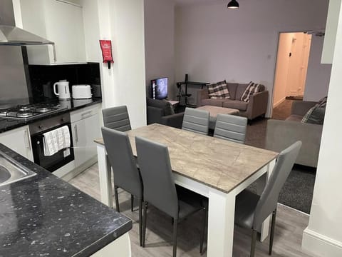 Modern Five Bed Long Stays and Contractors Welcome House in Burnley