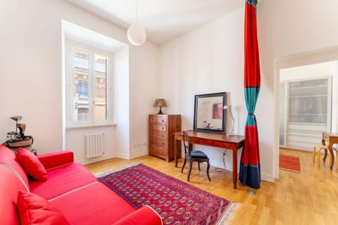 Bed, Living room, Photo of the whole room, Seating area, Bedroom
