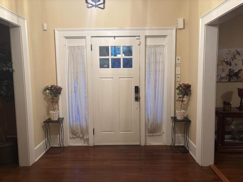 4BR Spartanburg Getaway Porch Full Kitchen House in Spartanburg