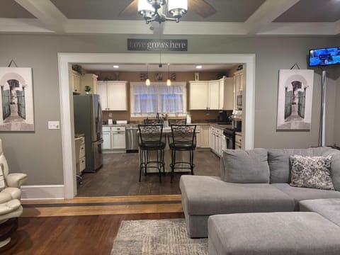 4BR Spartanburg Getaway Porch Full Kitchen House in Spartanburg