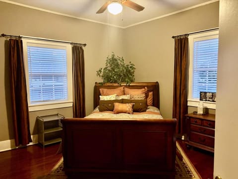 4BR Spartanburg Getaway Porch Full Kitchen House in Spartanburg