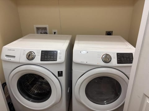 4BR Spartanburg Getaway Porch Full Kitchen House in Spartanburg