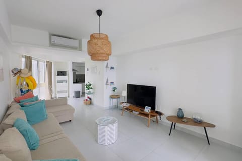 Communal lounge/ TV room, TV and multimedia, Living room, Seating area, Evening entertainment, air conditioner