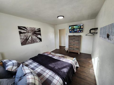 Bed, TV and multimedia, Photo of the whole room, Evening entertainment, Bedroom