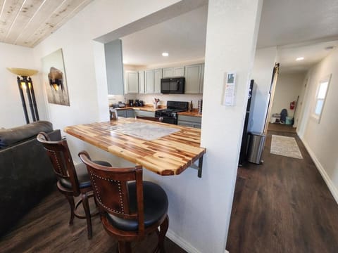 Kitchen or kitchenette, Living room, Seating area, Dining area, minibar