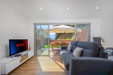 Communal lounge/ TV room, TV and multimedia, Living room, Seating area, Evening entertainment