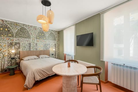 Bed, TV and multimedia, Photo of the whole room, Bedroom