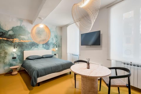 Bed, TV and multimedia, Living room, Photo of the whole room, Seating area, Bedroom