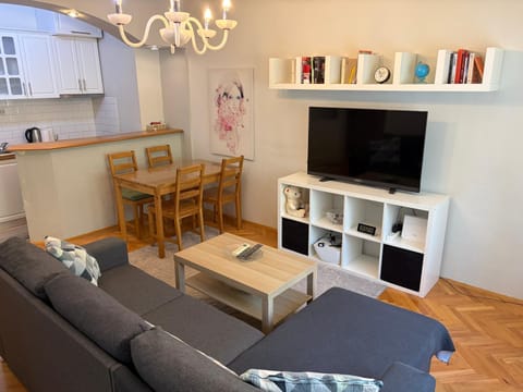 TV and multimedia, Kitchen or kitchenette, Living room, Seating area, Dining area
