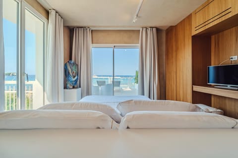 Bed, Balcony/Terrace, Photo of the whole room, Decorative detail, Bedroom, Landmark view, Sea view, wardrobe