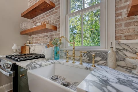 Elledot Cottage Bed and Breakfast in Summerville