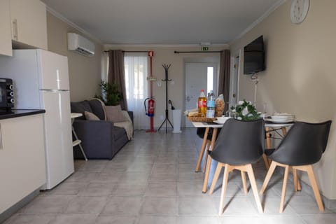 TV and multimedia, Kitchen or kitchenette, Living room, Seating area, Dining area