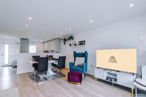 TV and multimedia, Living room, Seating area, Dining area