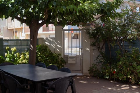 Patio, Patio, Garden, Garden, Dining area, Beach, internet, air conditioner, air conditioner