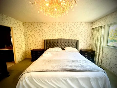 Luxury Space close to UBC Bed and Breakfast in Vancouver