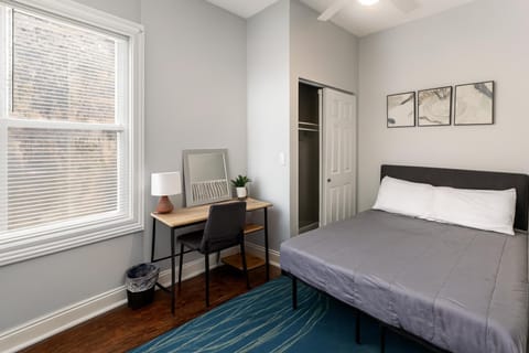 Prime Wrigley Spot Workspace Apartment in Wrigleyville