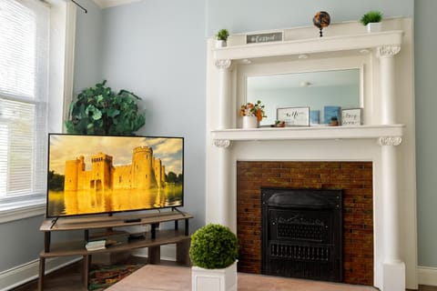 Prime Wrigley Spot Workspace Apartment in Wrigleyville