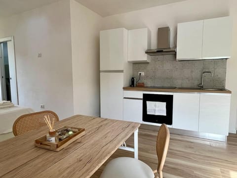 Kitchen or kitchenette, Living room, Seating area, Dining area, stove