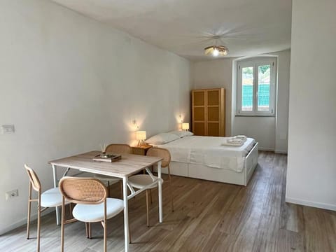 Bed, Living room, Photo of the whole room, Seating area, Dining area, Bedroom