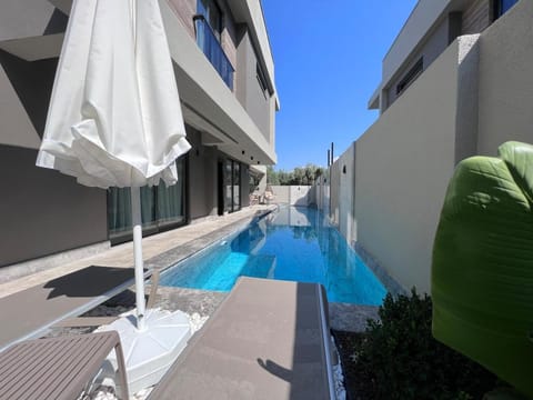 Day, Pool view, Swimming pool, sunbed