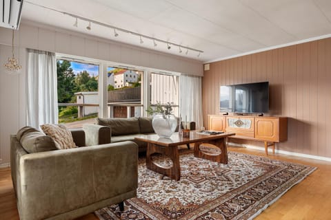 TV and multimedia, Living room, Seating area, Evening entertainment