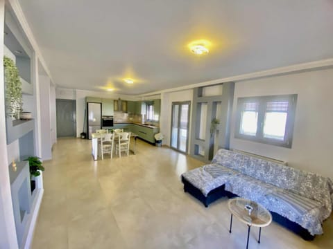Kitchen or kitchenette, Living room, Photo of the whole room, Seating area, Dining area