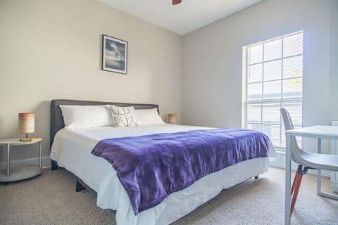 Boulevard Stays Quiet 1BR King Suite Pool Gym Parking 01 Apartment in Irving