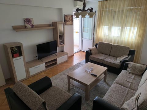 Communal lounge/ TV room, TV and multimedia, Living room, Seating area, Evening entertainment
